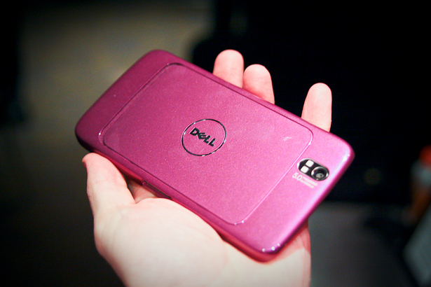 Dell Mini 5 - גדול מעט מסמארטפון ממוצע אך עדיין נוח לאחיזה