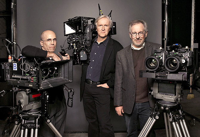 ג'יימס קמרון על יד מצלמות תלת המימד ששימשו לצילום הסרט